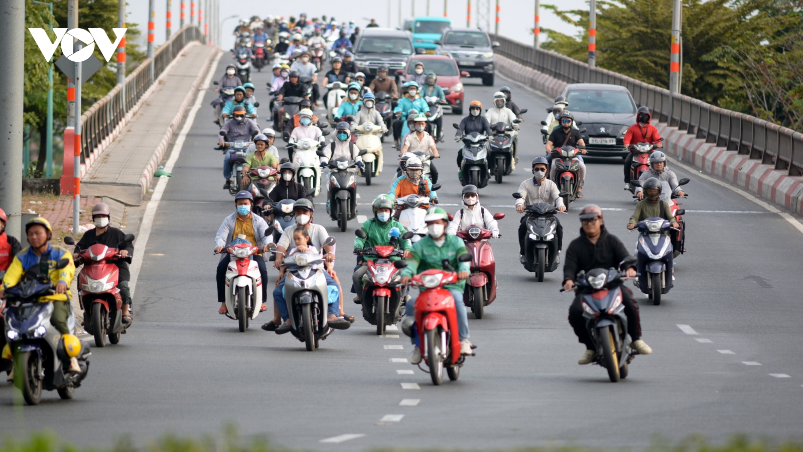 TP.HCM: Nhịp sống hối hả trở lại, giao thông nơi thông thoáng, chốn đông đúc