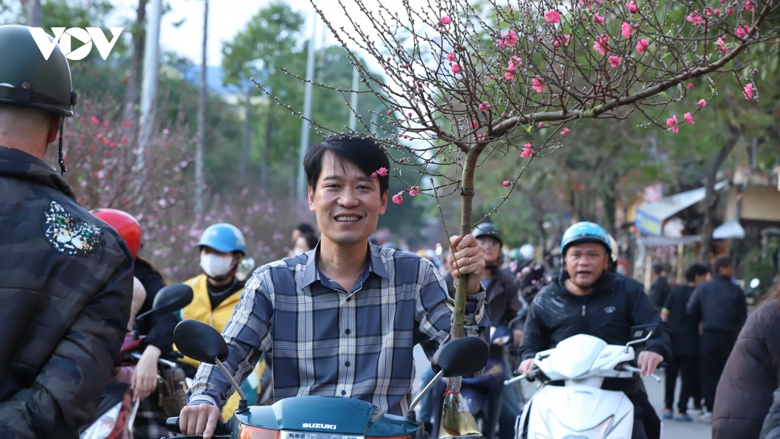 Chợ hoa chiều Thành Nam: Thong dong tận hưởng hương vị Tết xưa