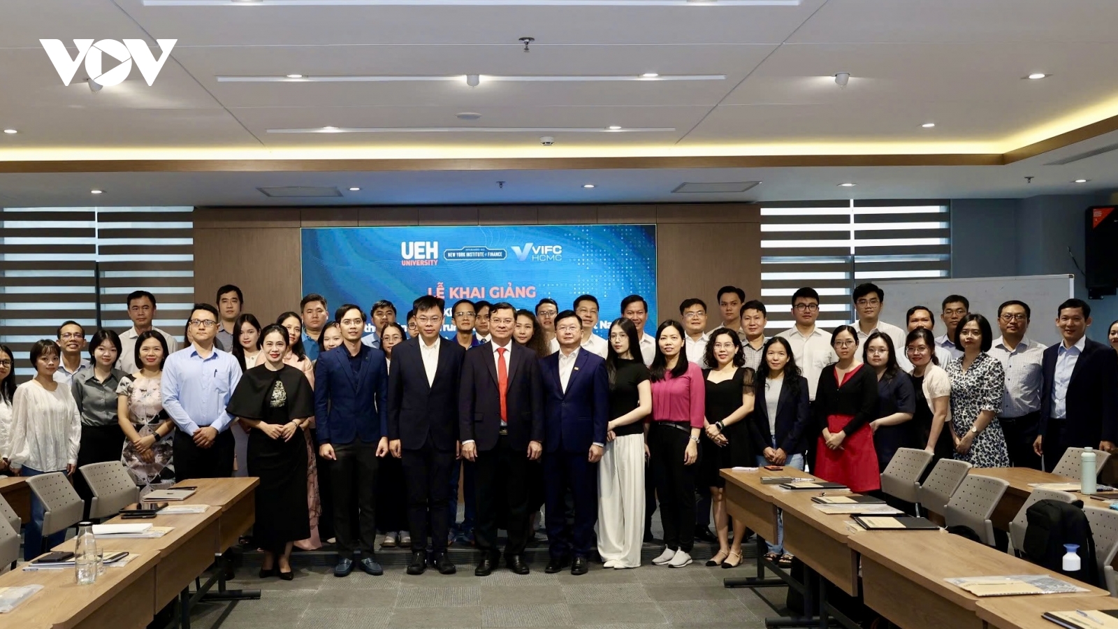 45 học viên tham gia khóa đào tạo đầu tiên cho Trung tâm Tài chính Quốc tế