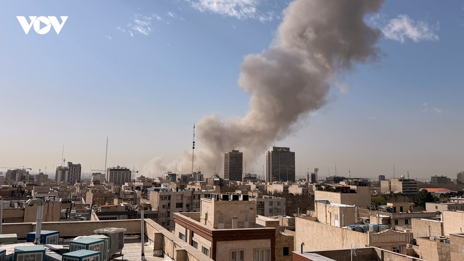 Loạt vụ nổ lớn rung chuyển thủ đô Tehran khi Israel - Mỹ tập kích Iran