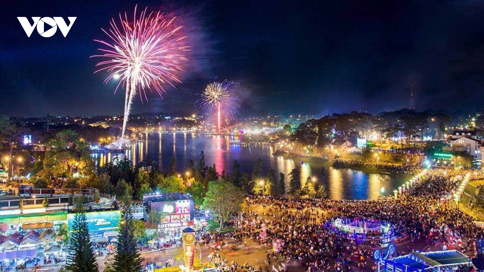 Lần đầu tiên người dân vùng biên Lâm Đồng xem pháo hoa tại nơi sinh sống