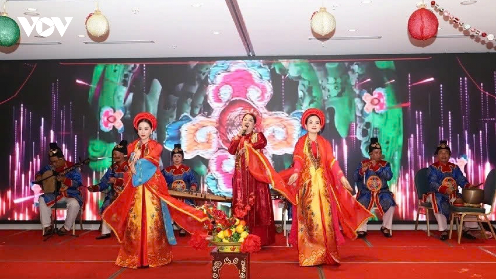 Overseas Vietnamese in Australia celebrate Tet with Hue royal court music