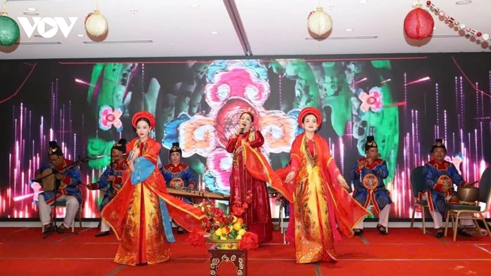 Overseas Vietnamese in Australia celebrate Tet with Hue royal court music
