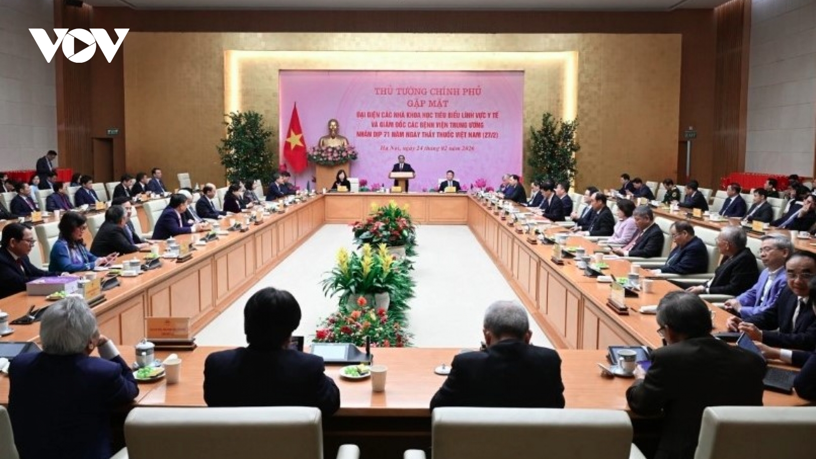 PM Chinh urges health sector not to miss any chance to save lives