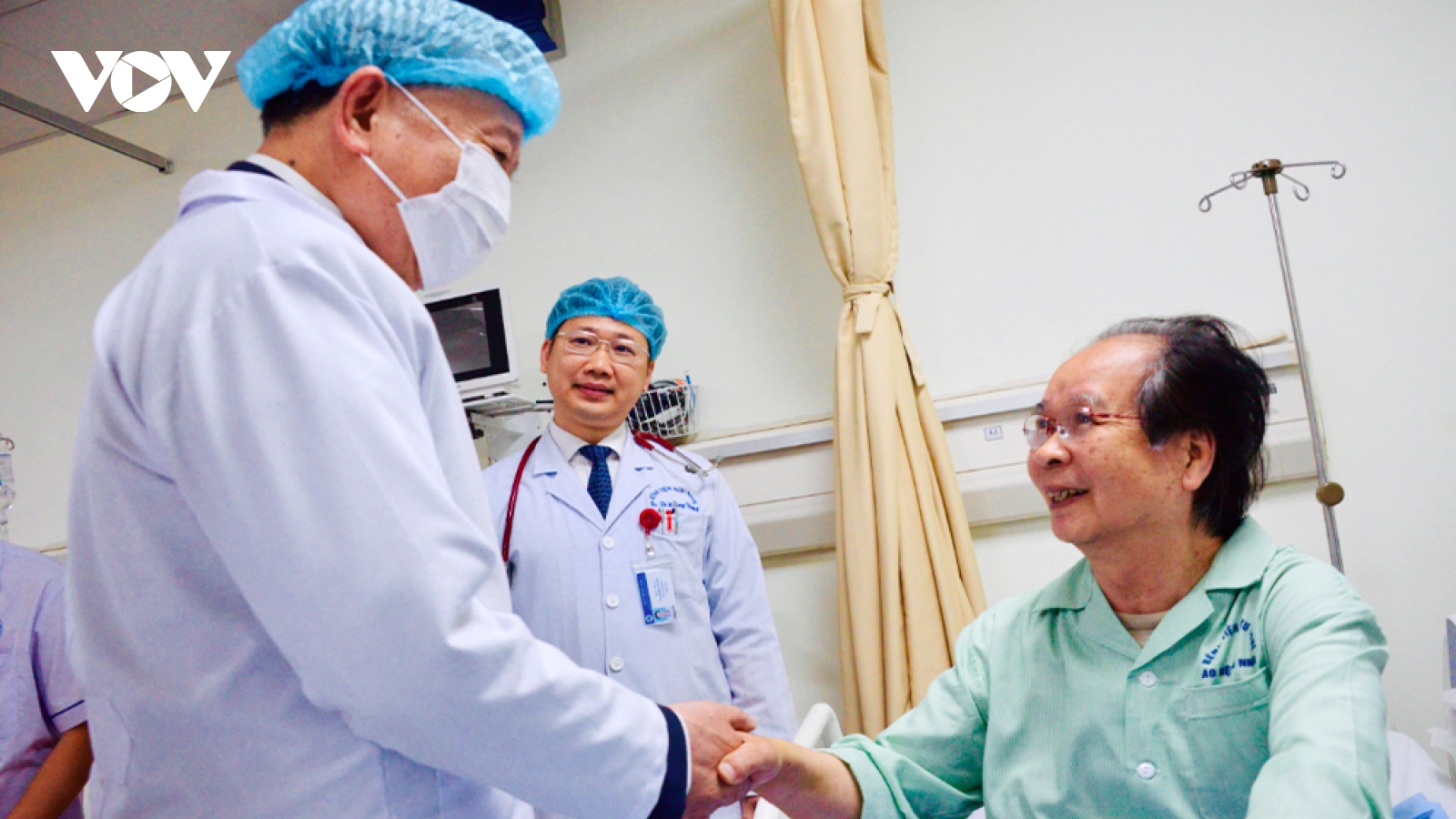 Party chief calls for universal health coverage on Vietnam Doctors’ Day