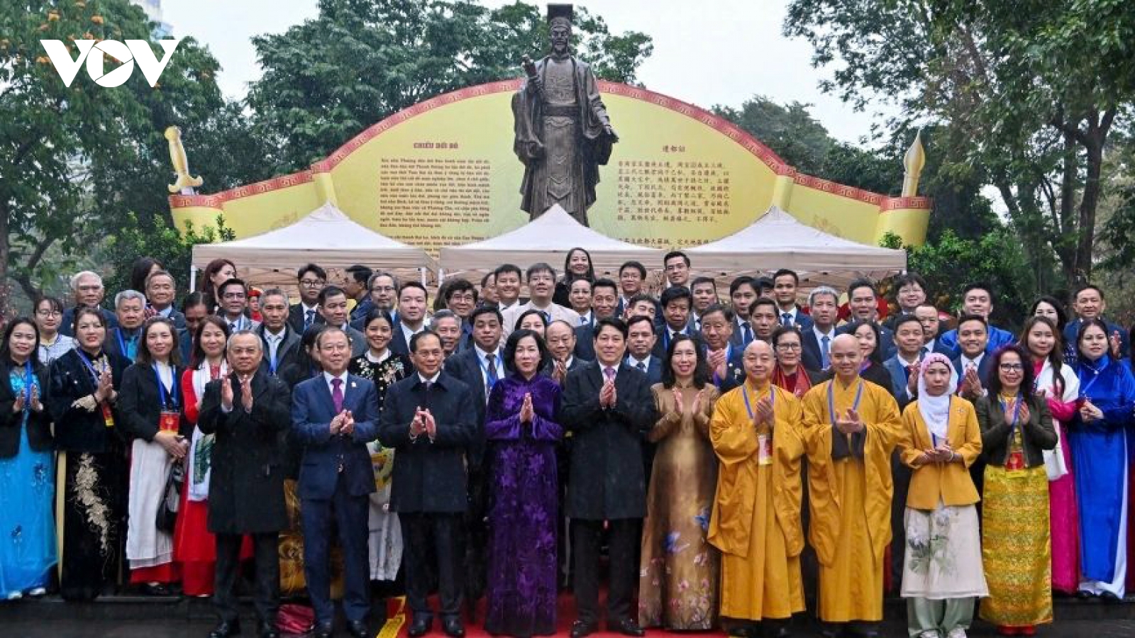 President joins overseas Vietnamese in incense-offering ceremony in Hanoi
