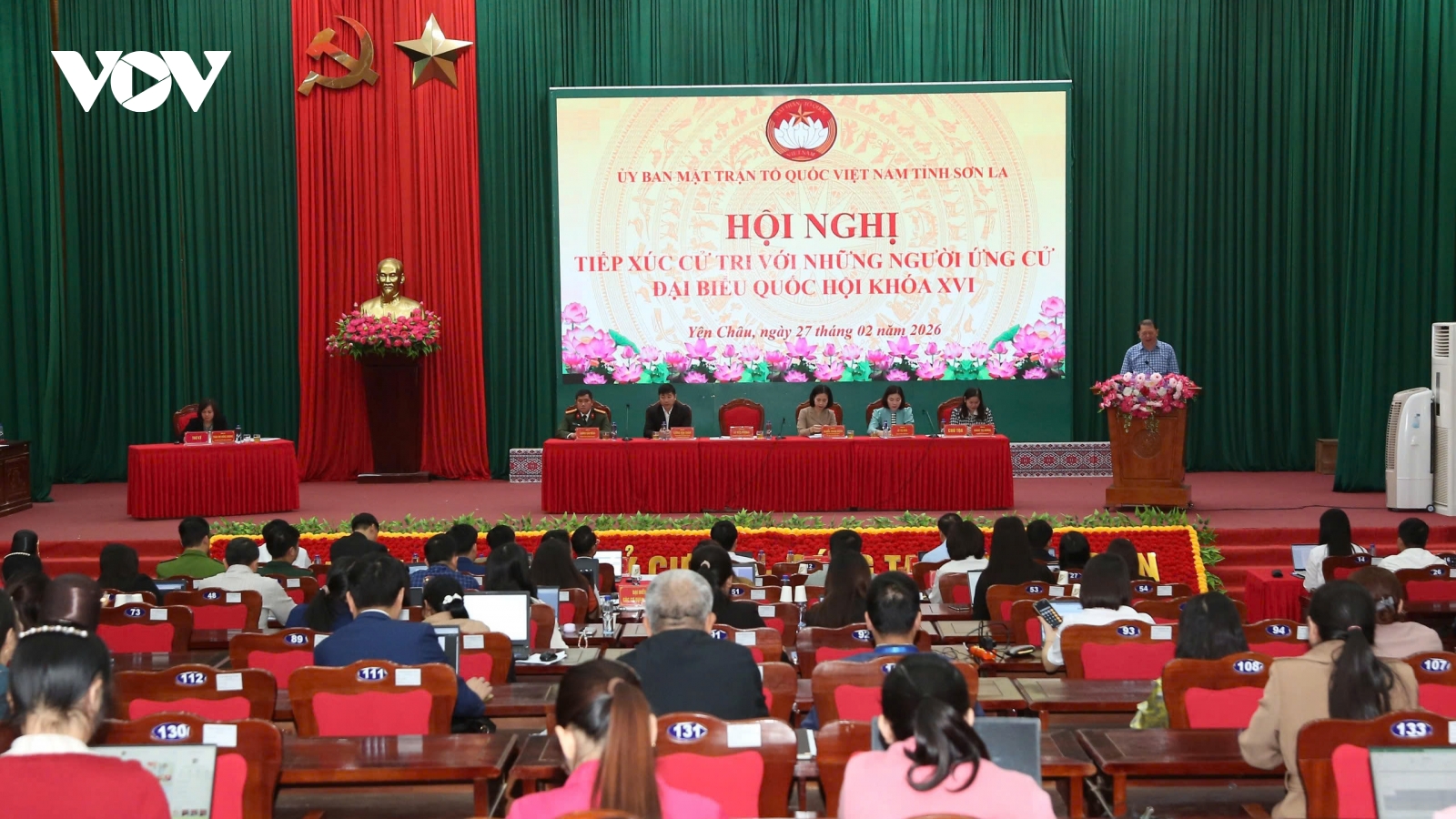 Người ứng cử đại biểu Quốc hội khoá XVI tiếp xúc cử tri Sơn La