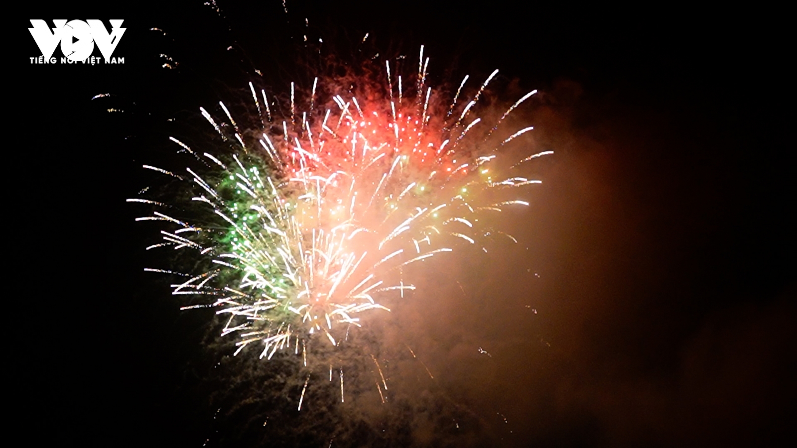 Ngắm trọn vẹn màn pháo hoa chào đón xuân Bính Ngọ ở Hưng Yên