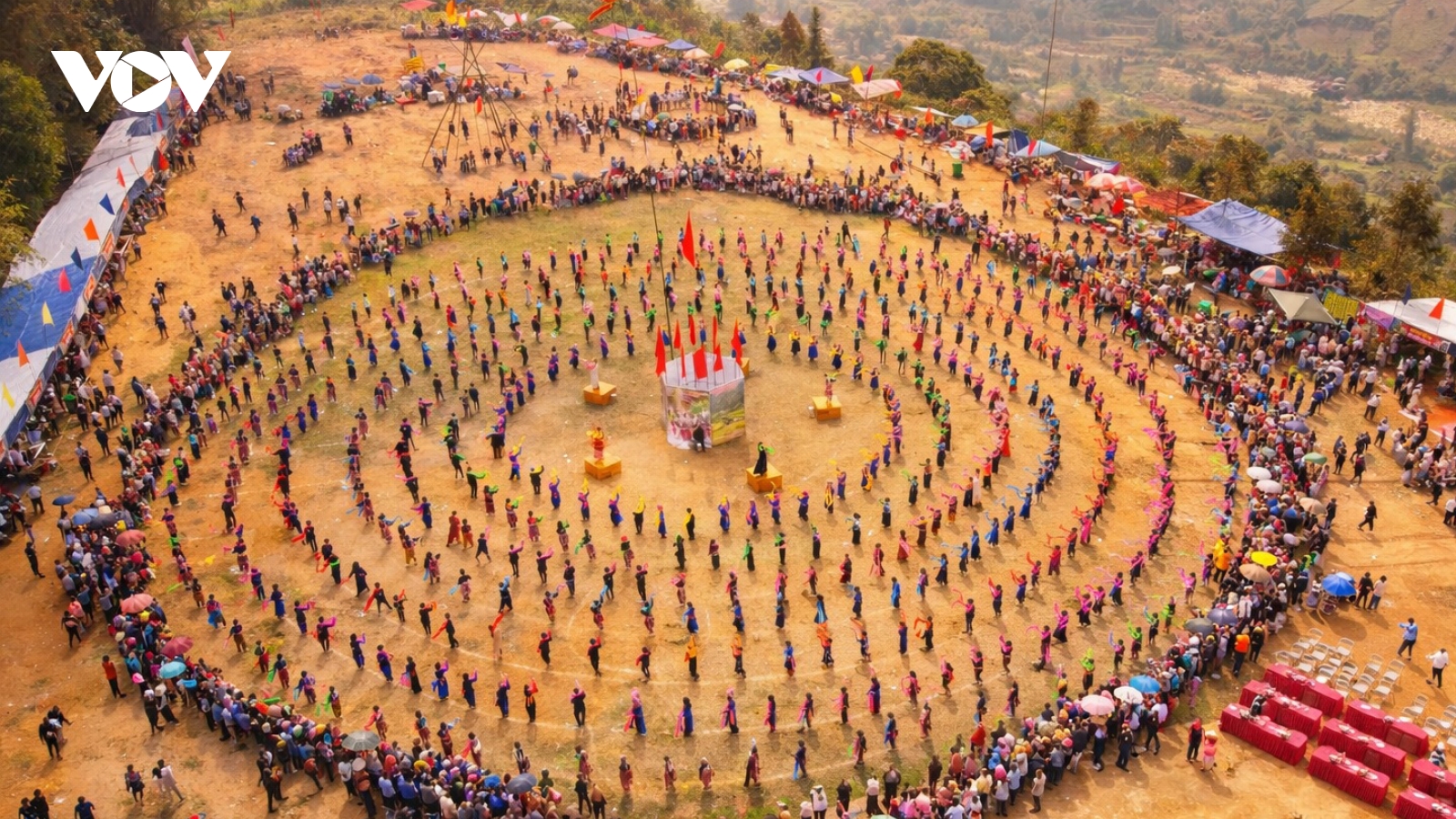 Hơn 500 người tạo màn đại xòe quy mô chưa từng có ở Lào Cai