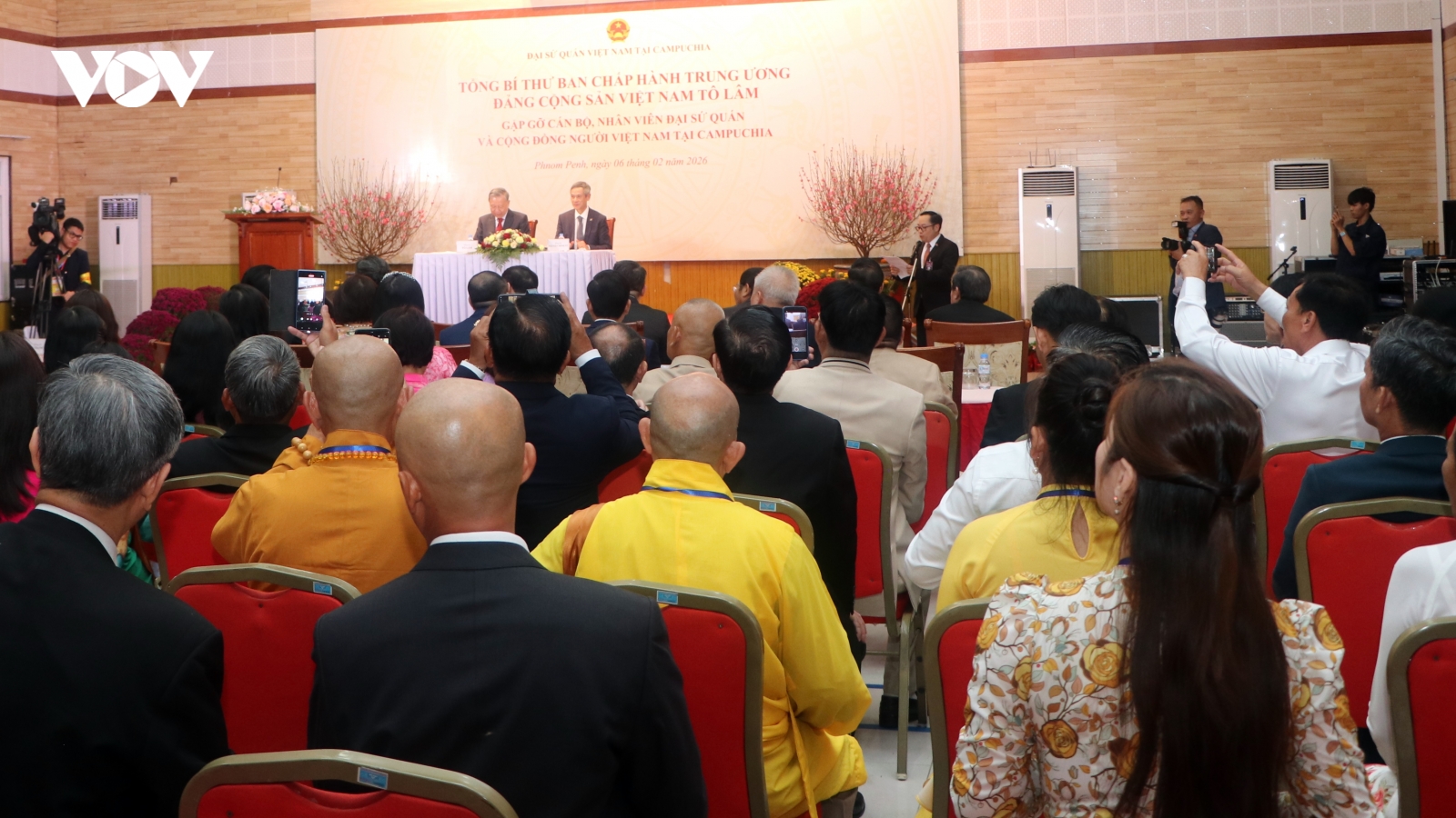Tổng Bí thư Tô Lâm gặp gỡ cộng đồng người Việt tại Campuchia