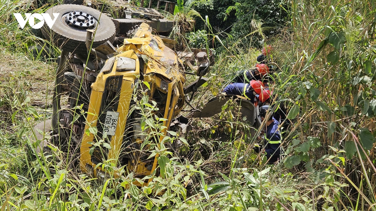 Xe tải lao xuống vực đèo Bảo Lộc, tài xế tử vong