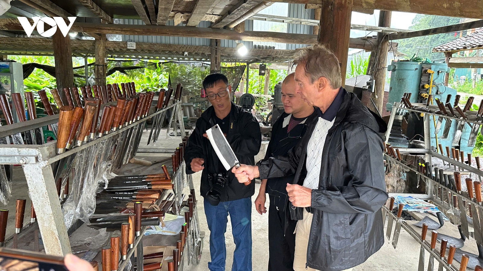 Tết về trên làng rèn quanh năm đỏ lửa