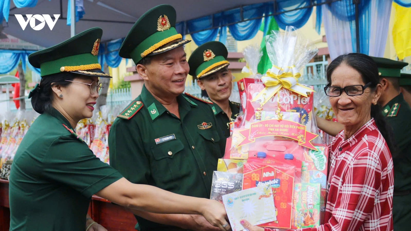 Giữ biên cương bình yên, Biên phòng An Giang mang mùa Xuân về với dân