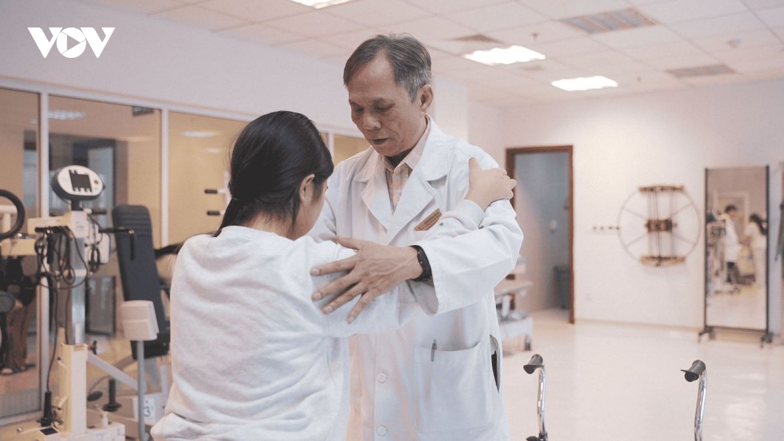 Phép màu y học: Bác sĩ Vinmec “hồi sinh” đôi chân cho bé gái liệt hoàn toàn