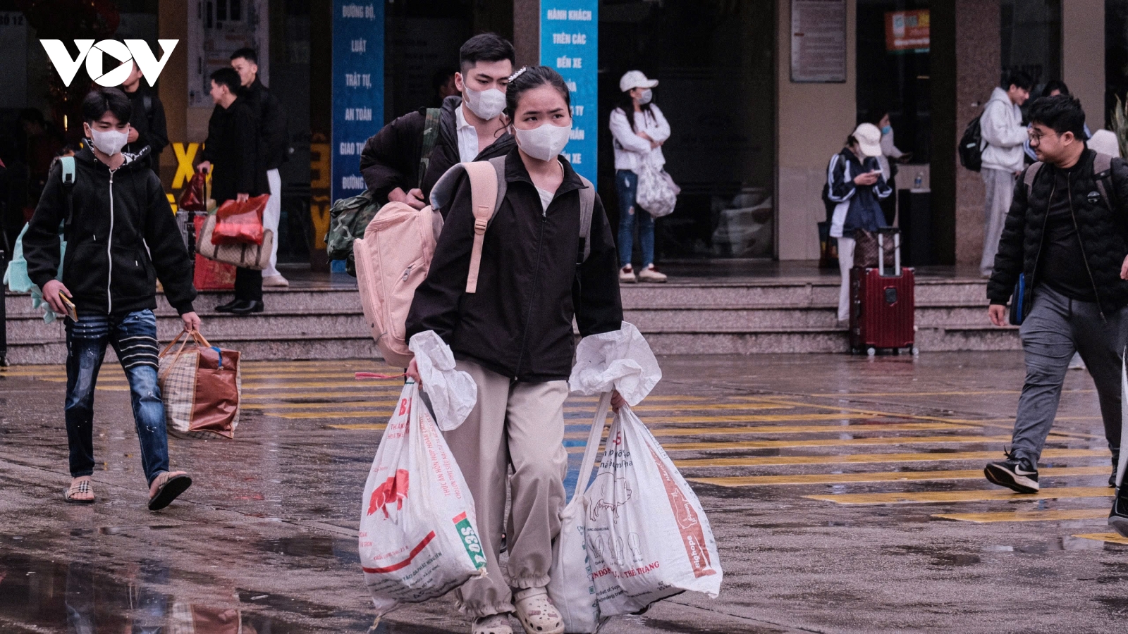 Bến xe đông kín người quay trở lại Hà Nội sau kỳ nghỉ dài