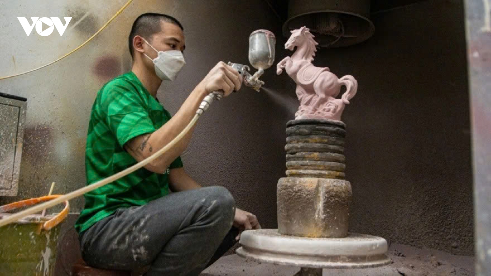 Bat Trang pottery village ramps up production for Lunar New Year festival