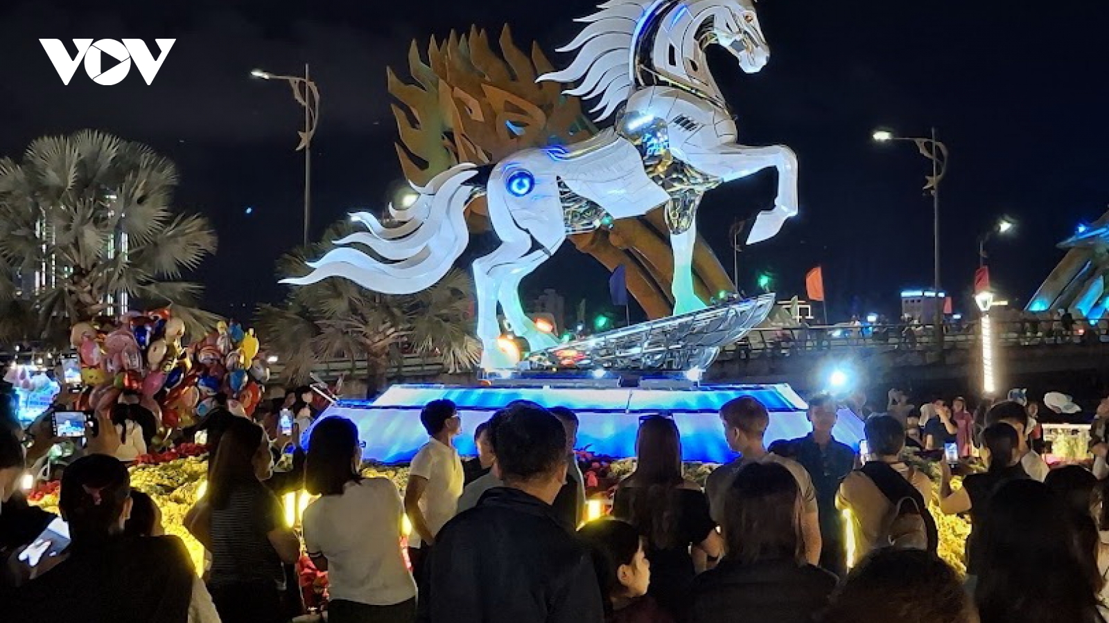 Người dân, du khách thích thú với linh vật ngựa độc lạ của Đà Nẵng