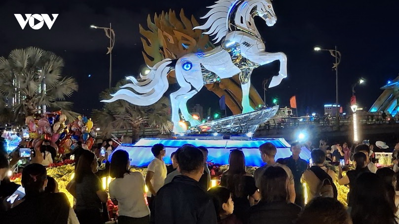 Người dân, du khách thích thú với linh vật ngựa độc lạ của Đà Nẵng