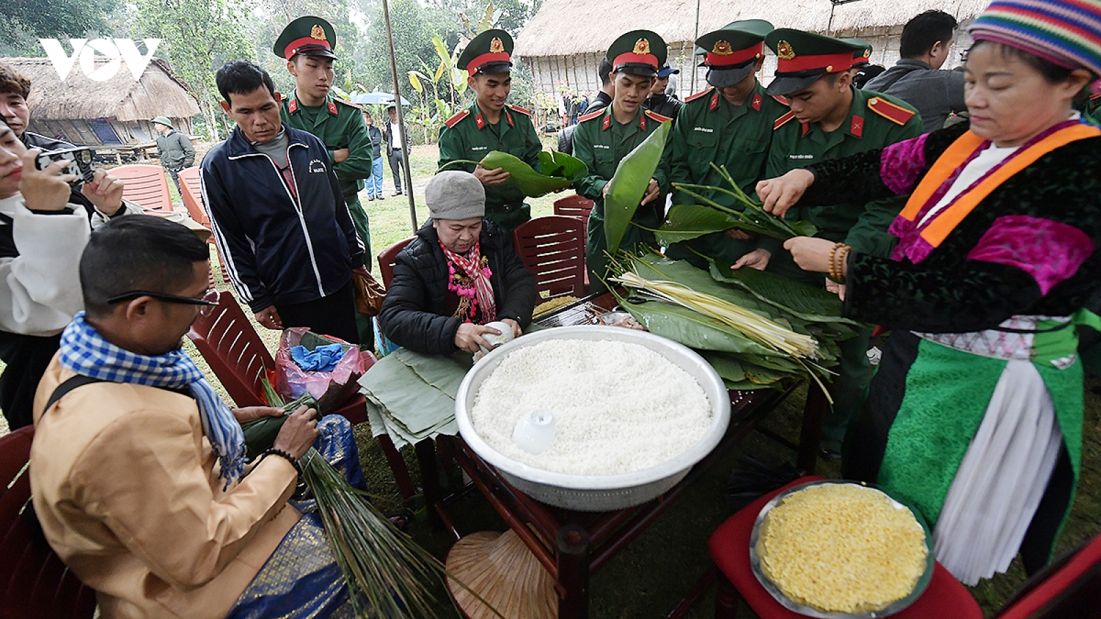 Dựng cây nêu, gói bánh chưng và trao quà Tết tại Làng Văn hóa - Du lịch