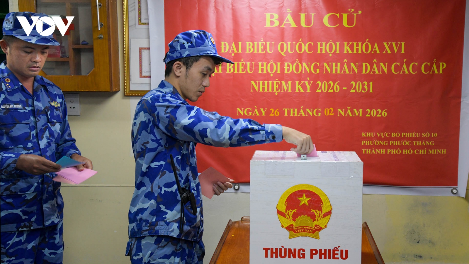 Chiến sĩ tàu CSB 6008 với những lá phiếu đầu tiên trên biển