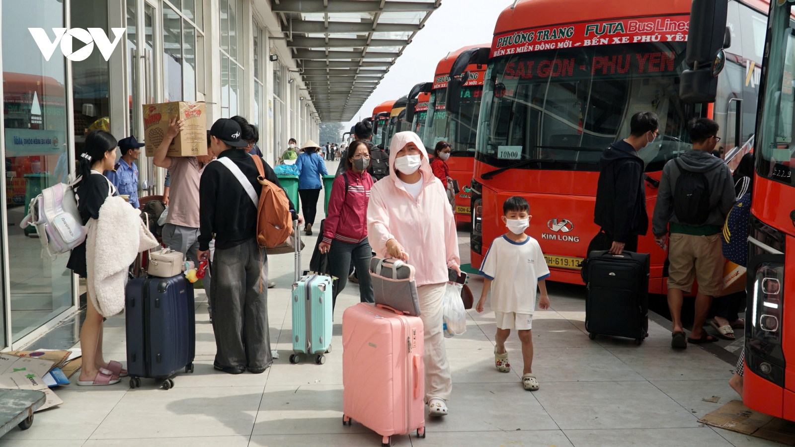 Cận Tết, bến xe bớt nóng, sân bay Tân Sơn Nhất còn quá tải