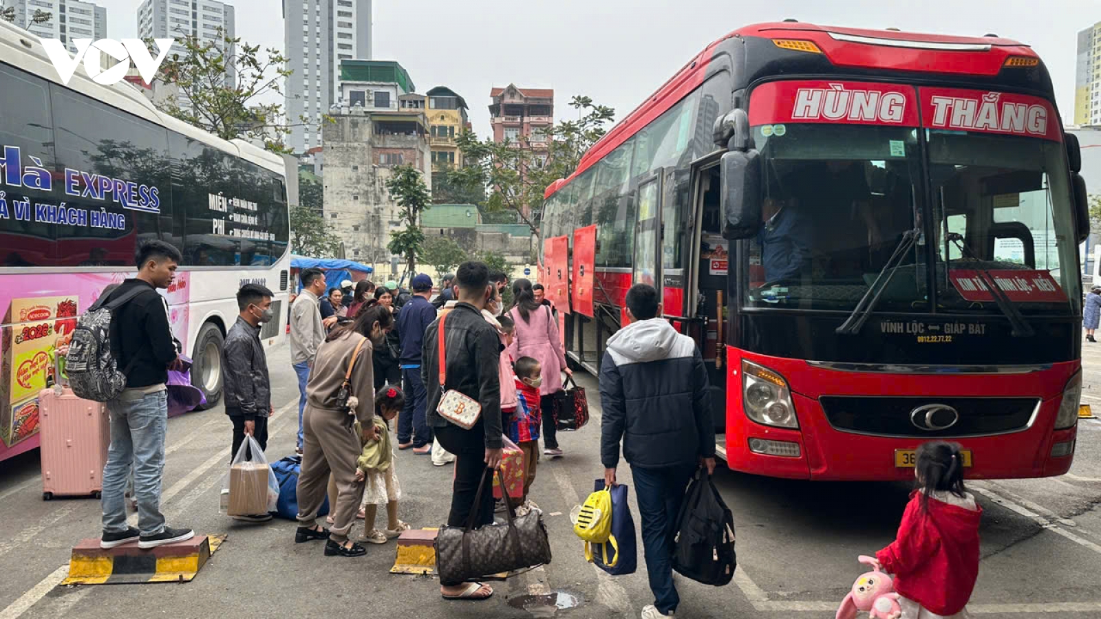 Bến xe tấp nập người về quê ăn Tết muộn, người từ quê ra sớm