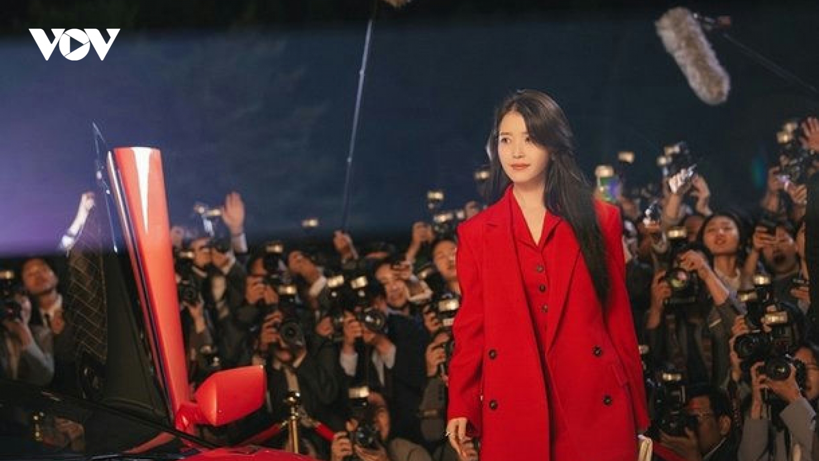 IU hóa “nữ hoàng tài phiệt”, khí chất ngút trời trong Perfect Crown