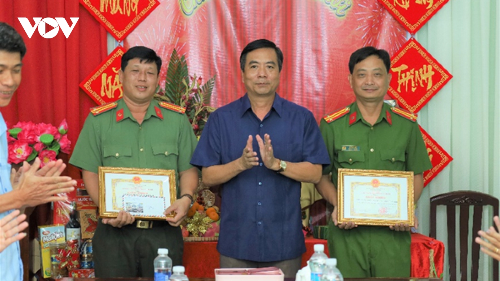 Khen thưởng nóng các tập thể, cá nhân truy bắt nghi phạm vụ cướp giật ở Cần Thơ