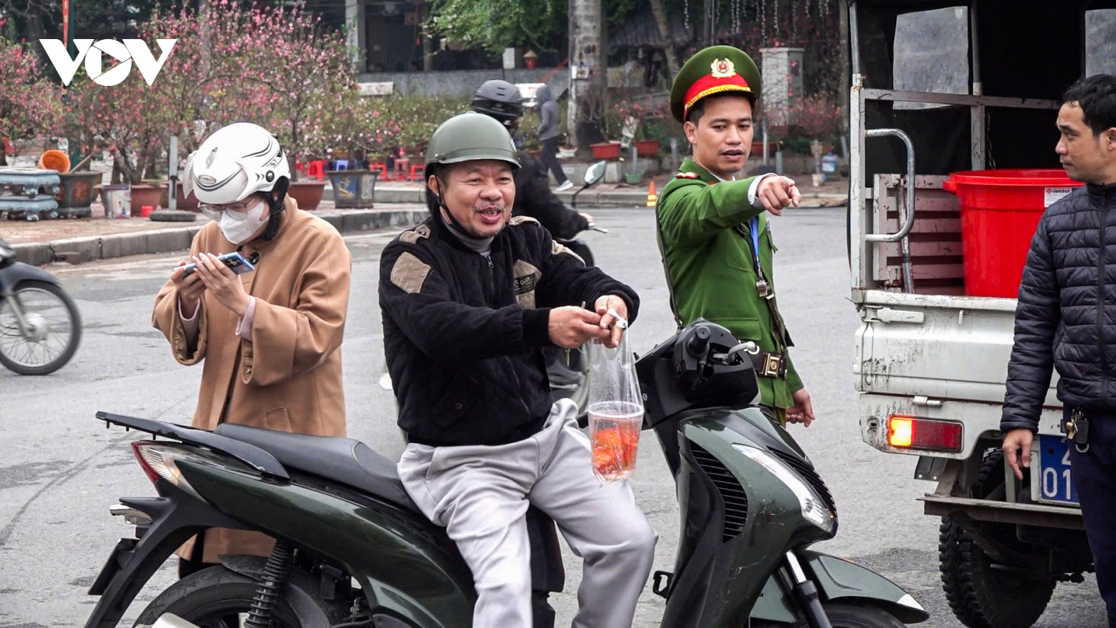 Ngày ông Công ông Táo tại Hà Nội: Công an, thanh niên giúp dân thả cá đúng cách