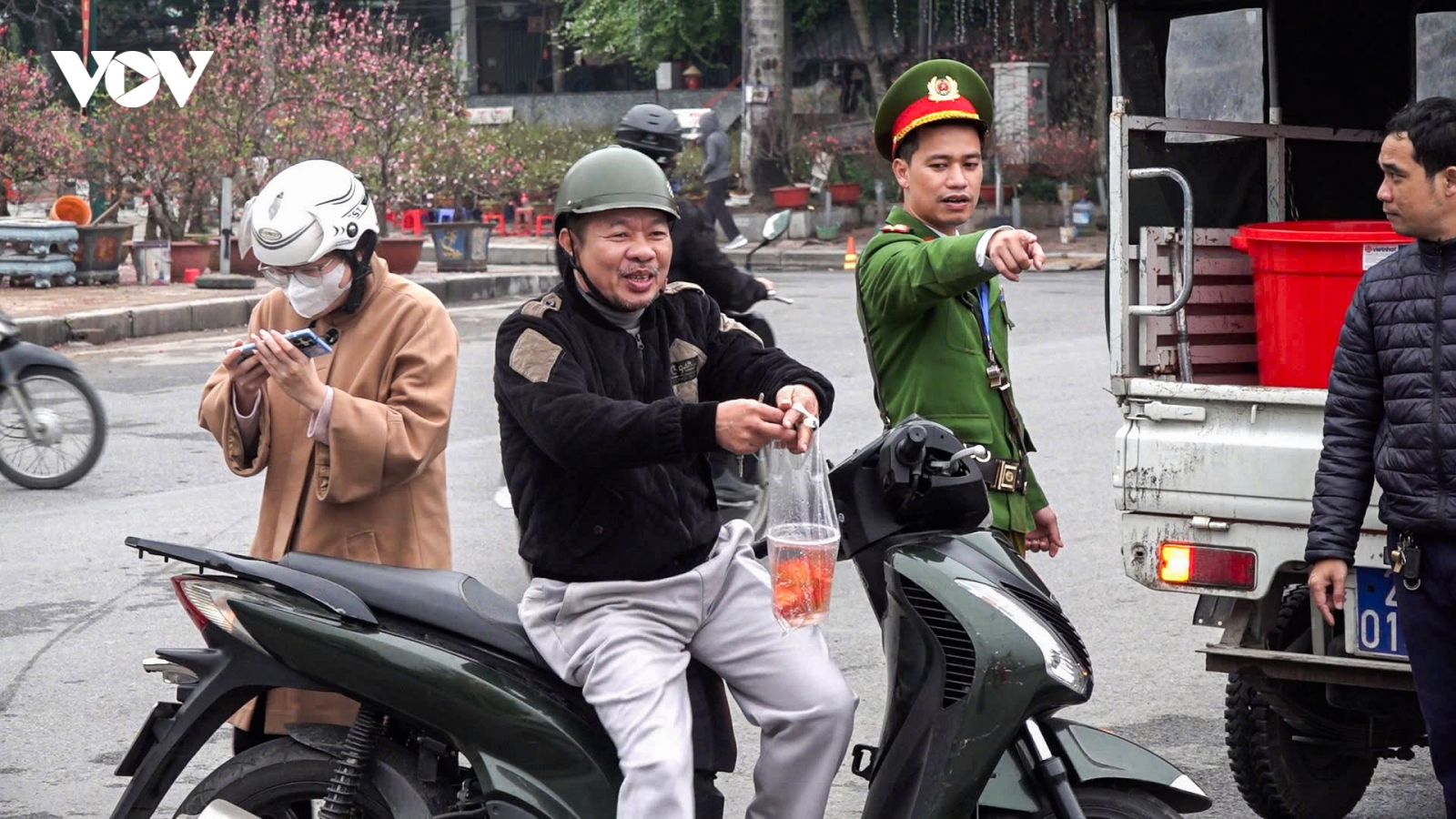 Ngày ông Công ông Táo tại Hà Nội: Công an, thanh niên giúp dân thả cá đúng cách