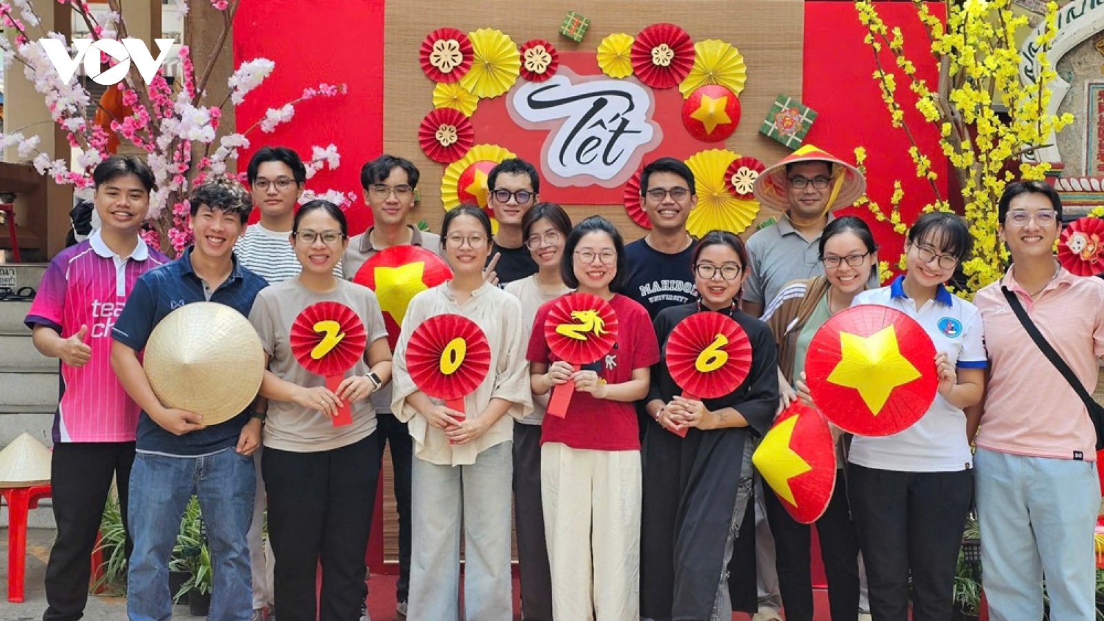 Tết Việt giữa lòng Bangkok (Thái Lan) – Gói bánh chưng xanh, gửi gắm an lành