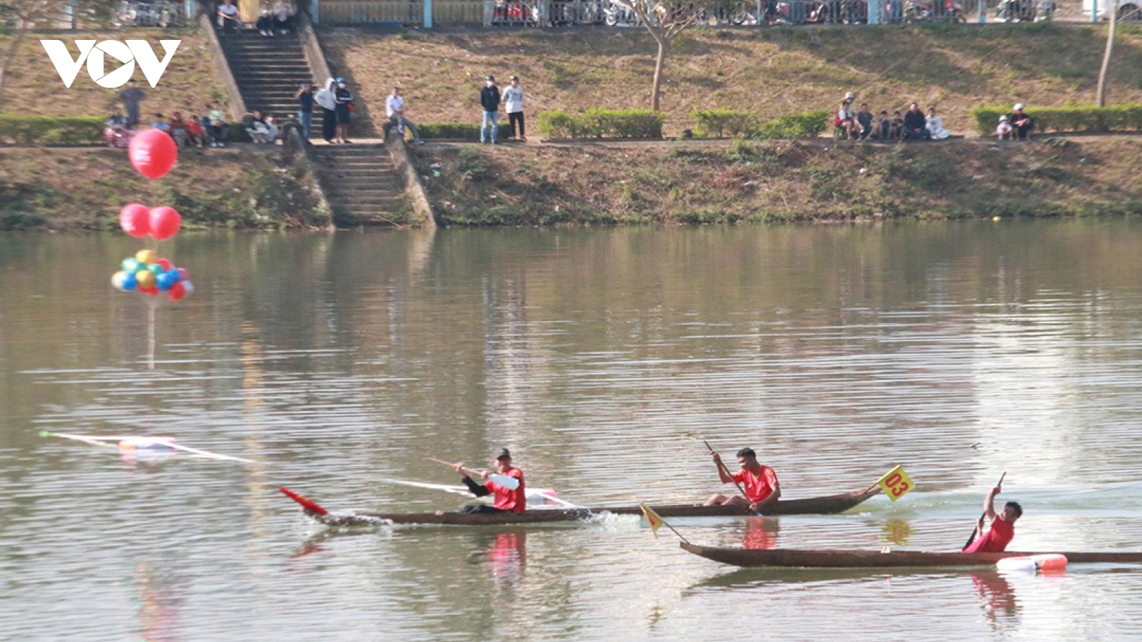 Quảng Ngãi: Giải đua thuyền độc mộc trên sông Đăk Bla