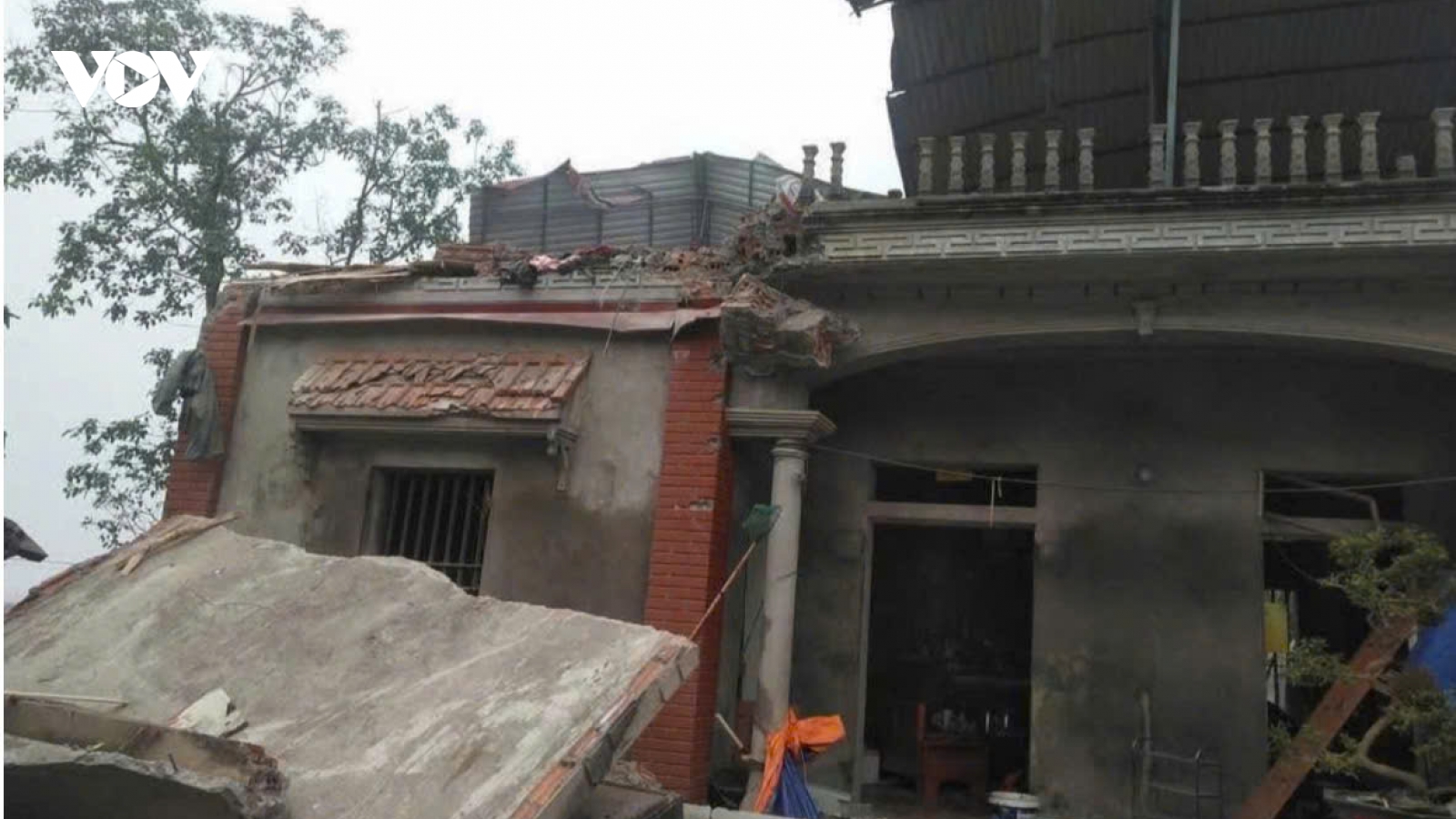 Sau tiếng nổ lớn, tầng 2 ngôi nhà đổ sập khiến một người tử vong tại Hưng Yên