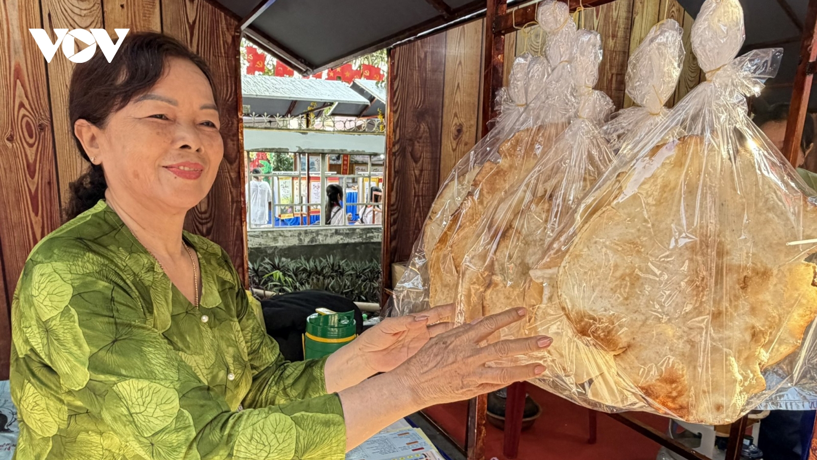 Về miền Tây xem quết bánh phồng ăn Tết