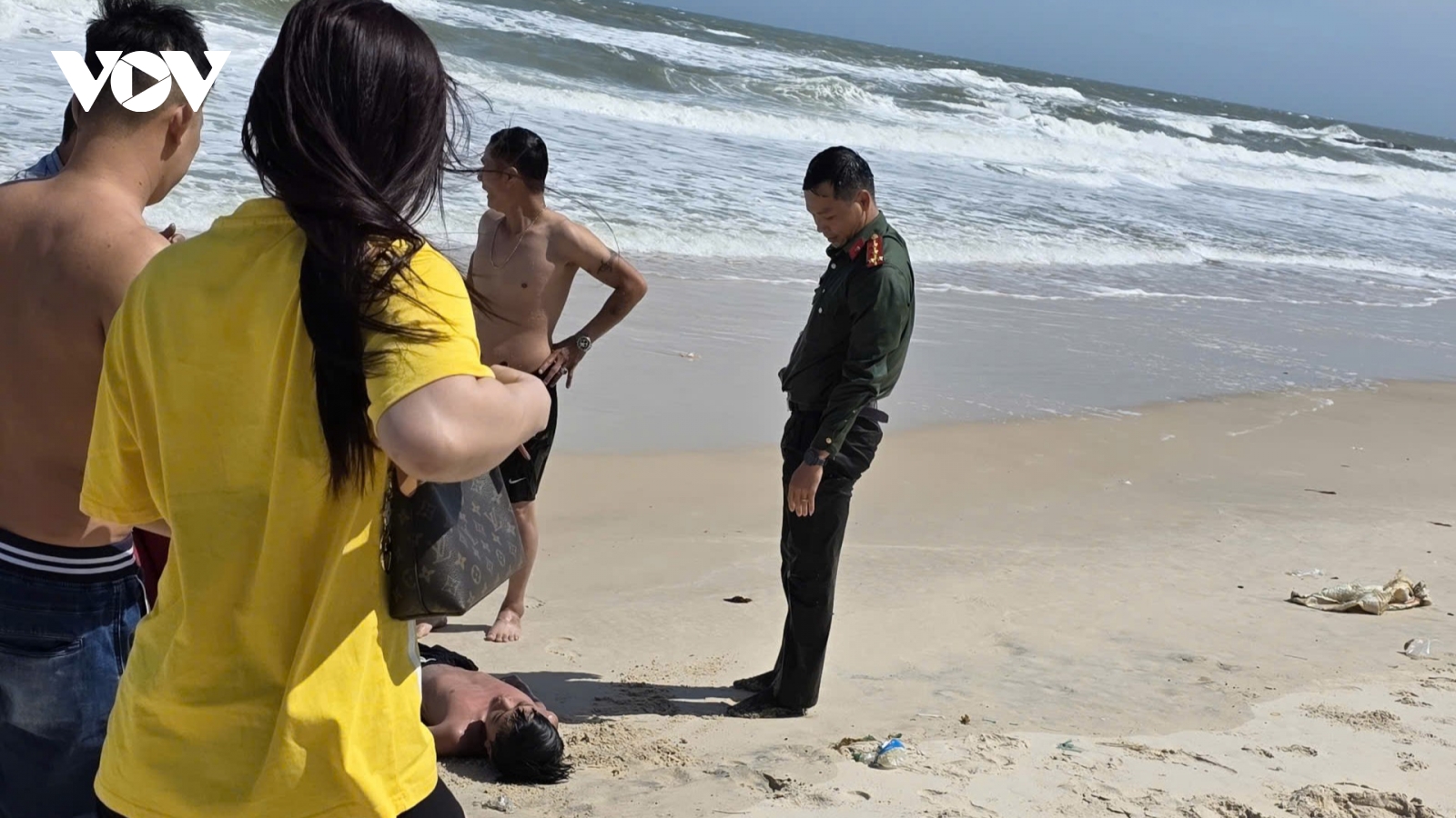 Cứu hai cháu bé bị sóng cuốn khi tắm biển