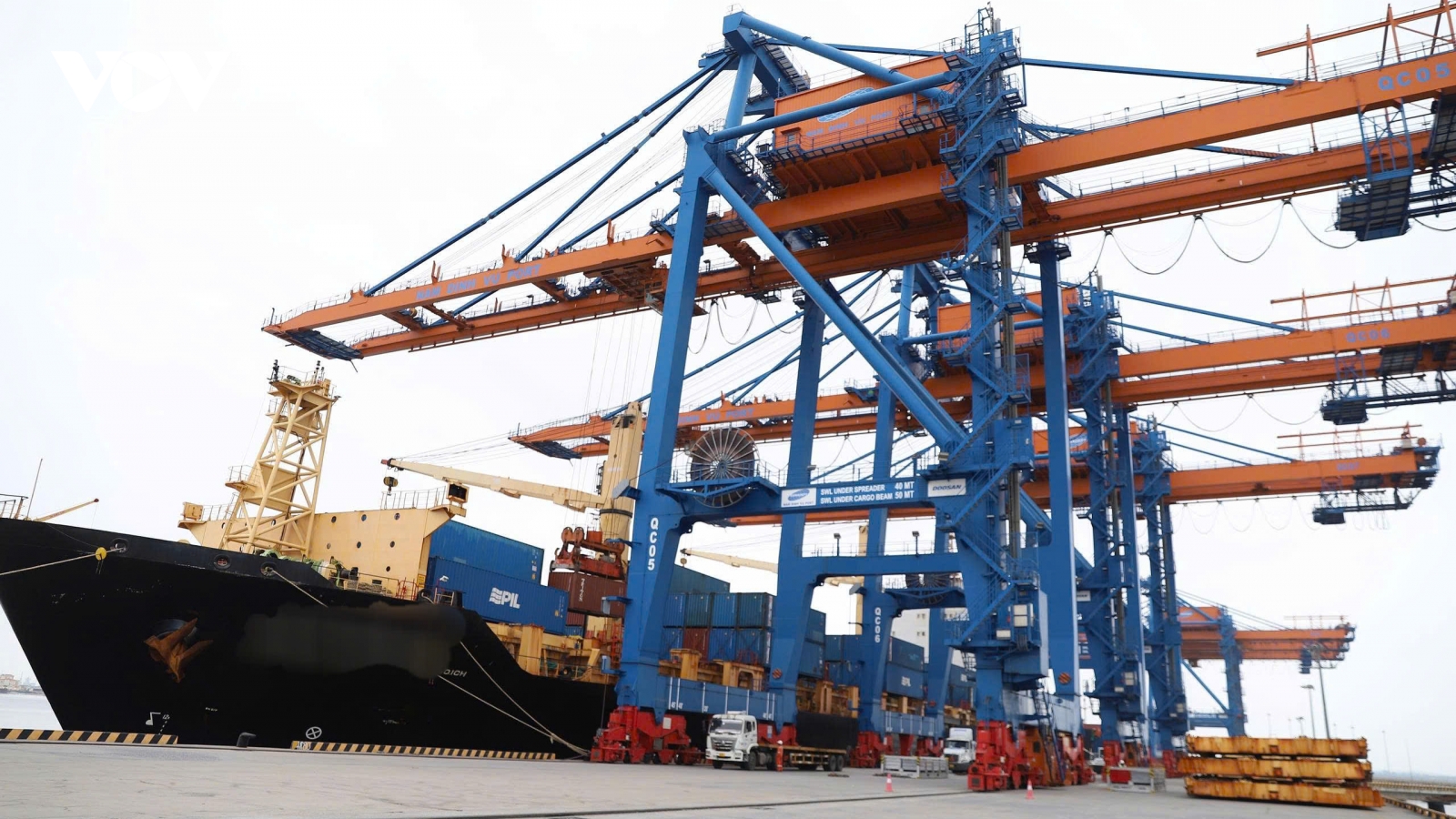 Nhịp Xuân trên cầu cảng Hải Phòng