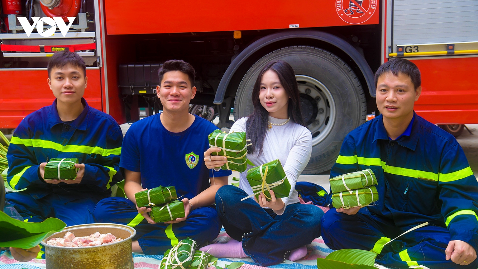 Cảnh sát PCCC Hà Nội vừa gói bánh chưng, vừa sẵn sàng trực chiến