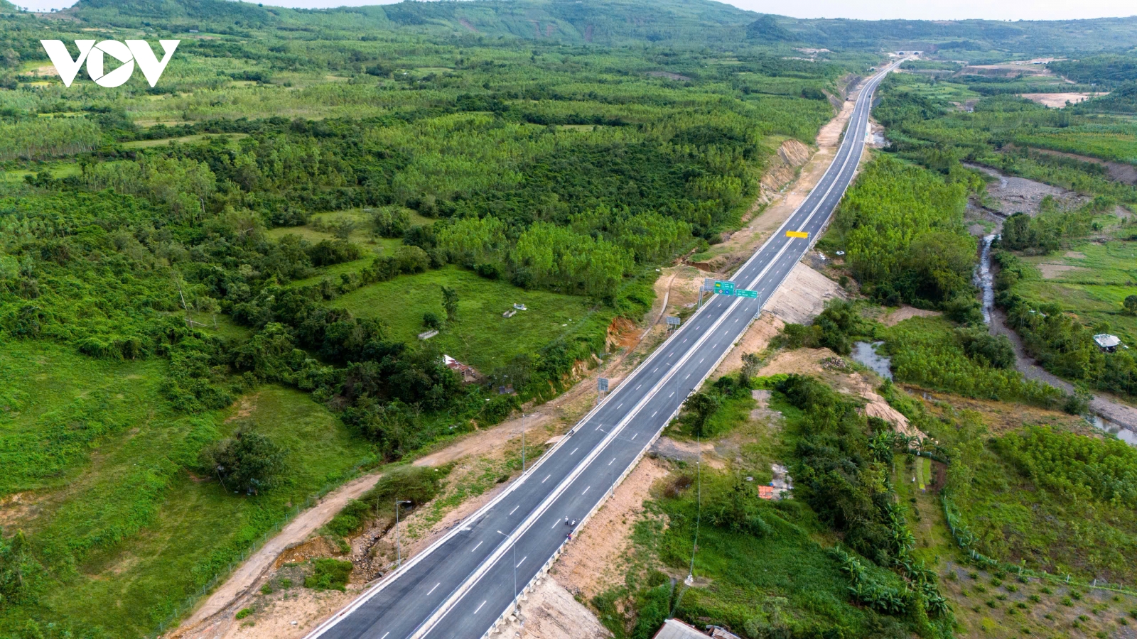 Vì sao nhiều đoạn cao tốc Bắc - Nam đã thông xe kỹ thuật nhưng chưa thể khai thác?