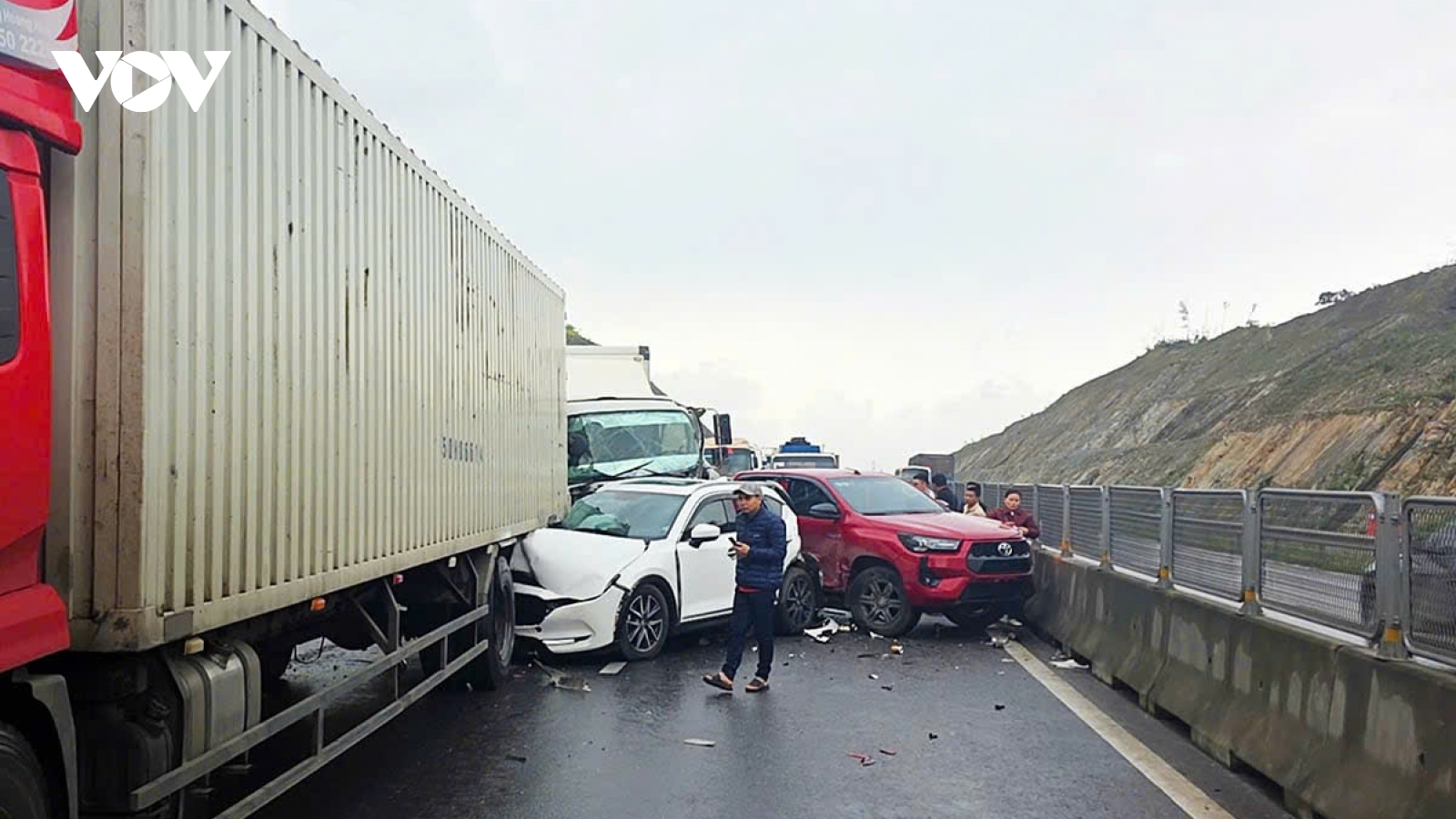 Tai nạn liên hoàn, cao tốc Hàm Nghi - Vũng Áng đoạn qua Hà Tĩnh ùn tắc 5 km