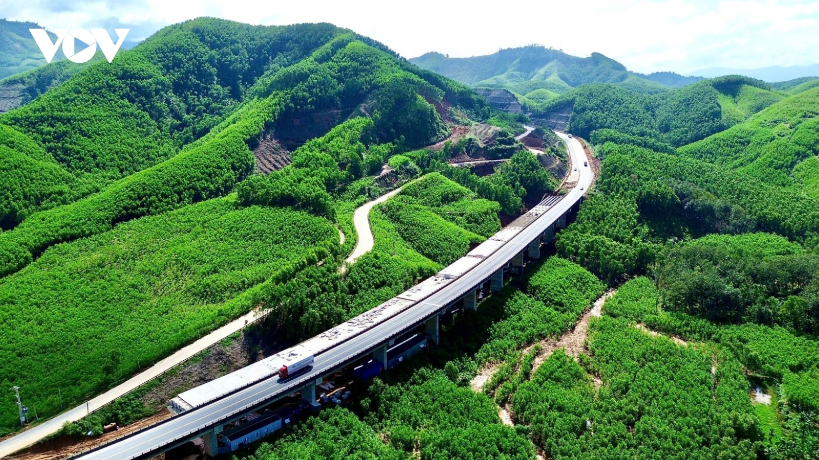 Khẩn trương làm việc từ đầu năm trên công trường Cao tốc La Sơn - Hòa Liên