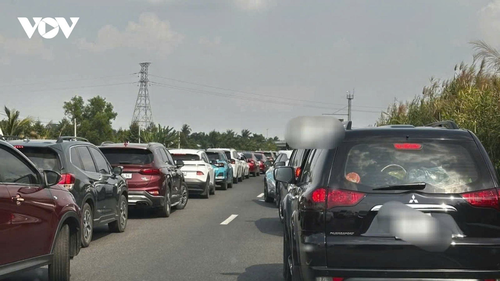 Quốc lộ 1 và đường cao tốc hướng về TP.HCM ùn ứ sau nghỉ Tết