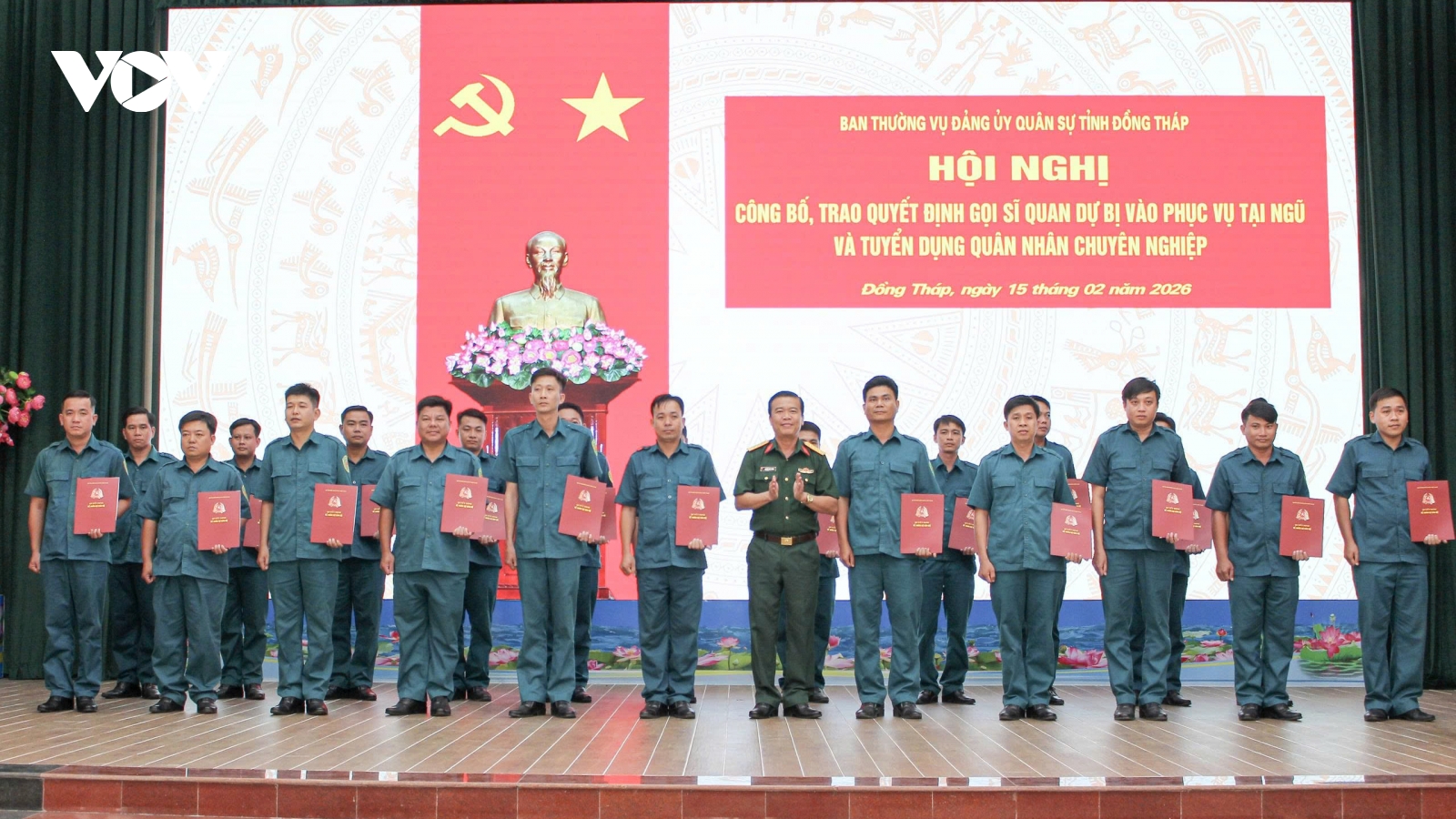 Đồng Tháp trao quyết định gọi 178 sĩ quan dự bị về Ban CHQS xã