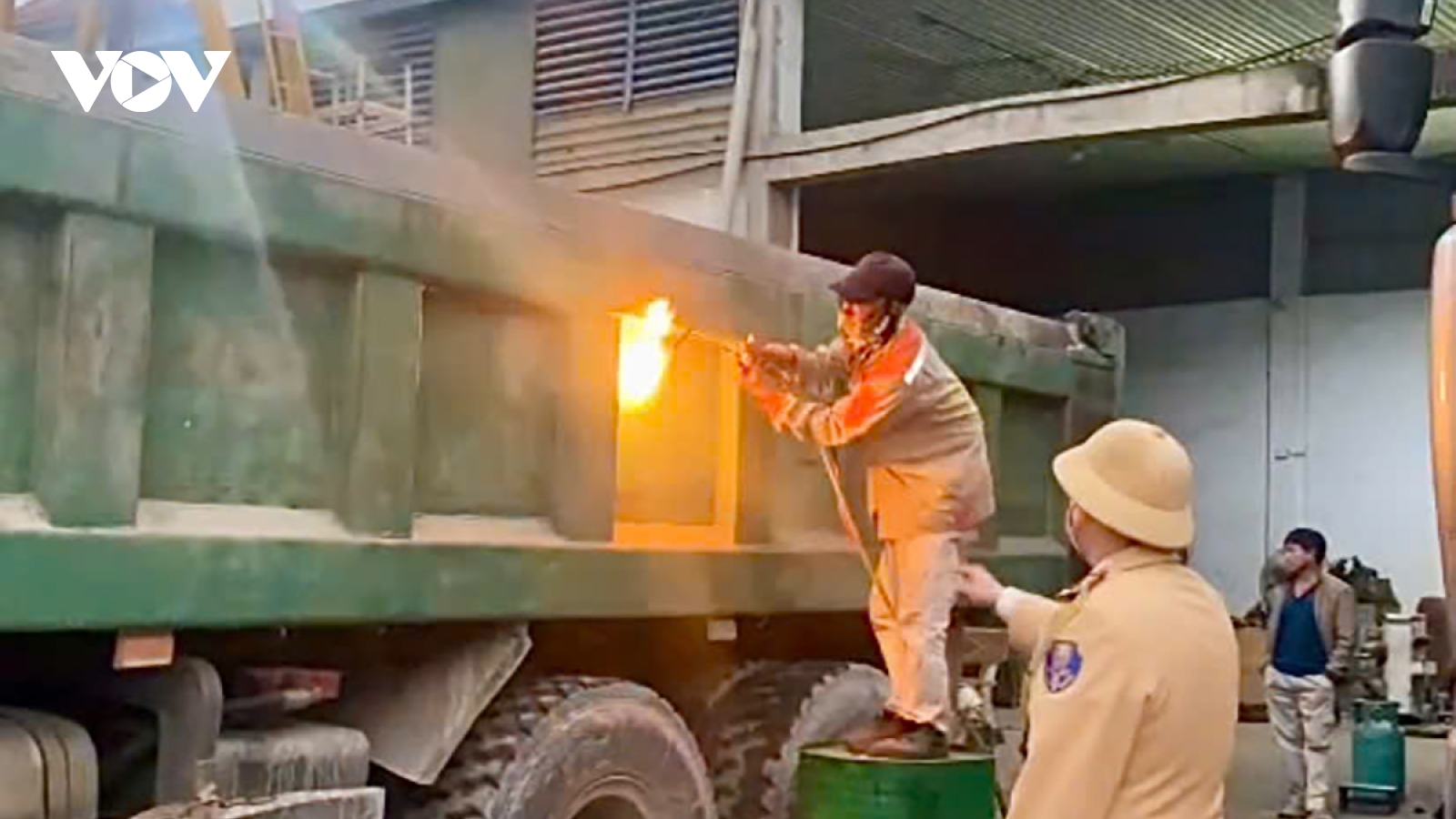 Cơi nới thùng xe bị phạt hơn 60 triệu đồng