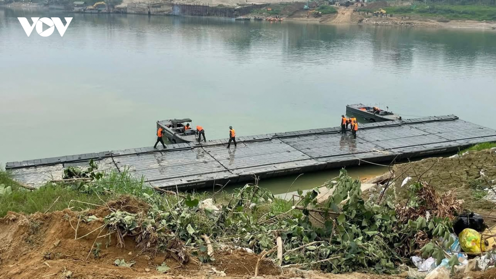 Phú Thọ khẩn trương hoàn thành bắc cầu phao qua sông Lô