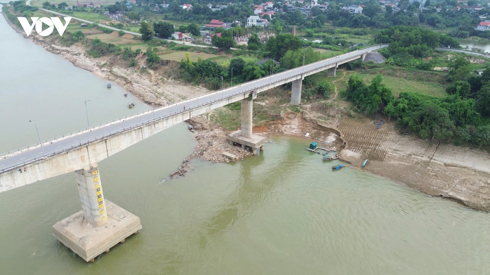 Lắp cầu phao tạm qua sông Lô (Phú Thọ) xong trước 29 Tết