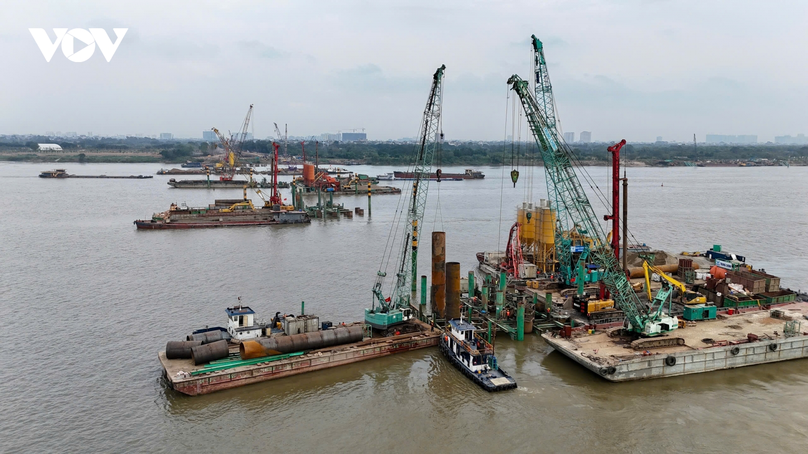 Tết không nghỉ trên công trường xây dựng cầu Trần Hưng Đạo bắc qua sông Hồng