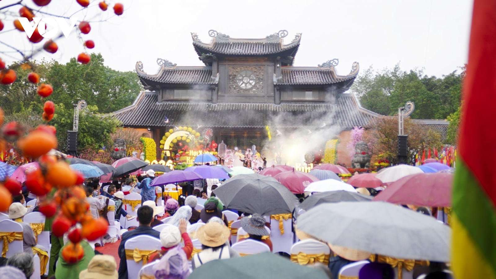 Du khách đội mưa trẩy hội chùa Bái Đính, khai xuân linh thiêng trên đất Cố đô