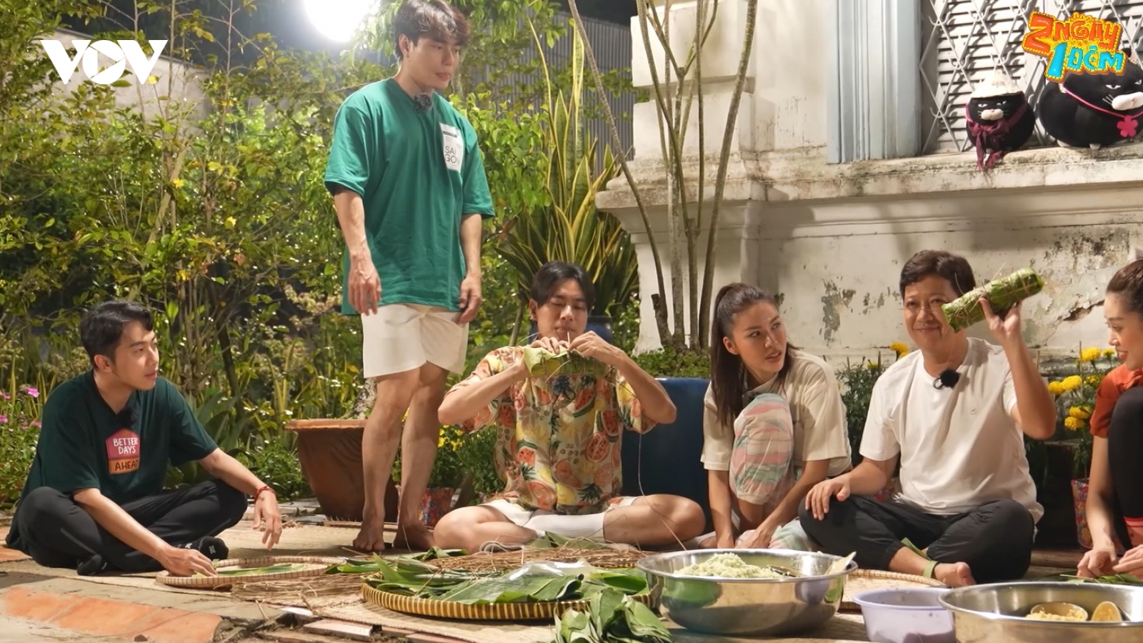 Trường Giang trổ tài gói bánh tét, HIEUTHUHAI gói nhân bánh hình trái tim