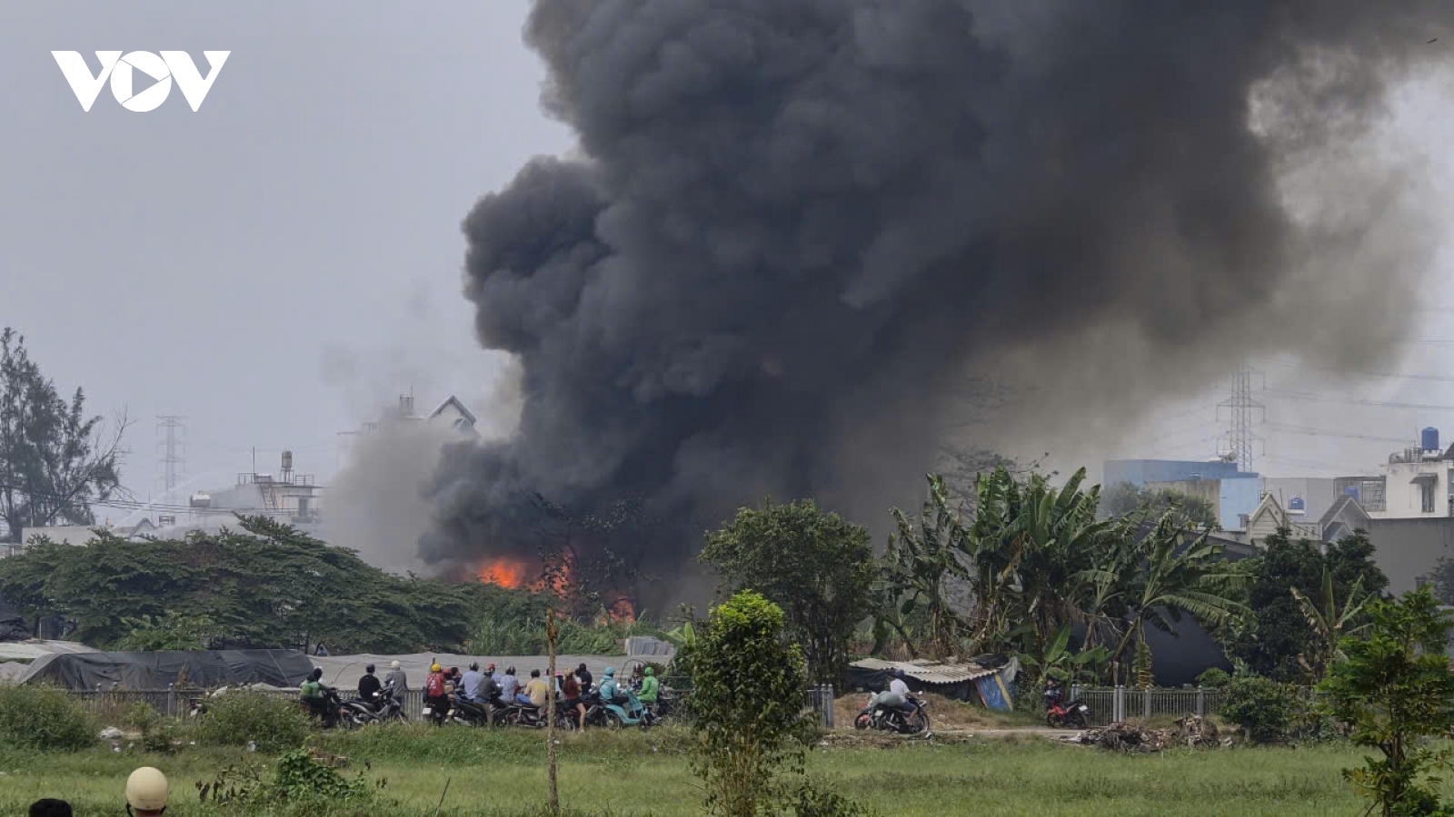 Cháy lớn tại một kho hàng ở TP.HCM, cột khói đen dày đặc