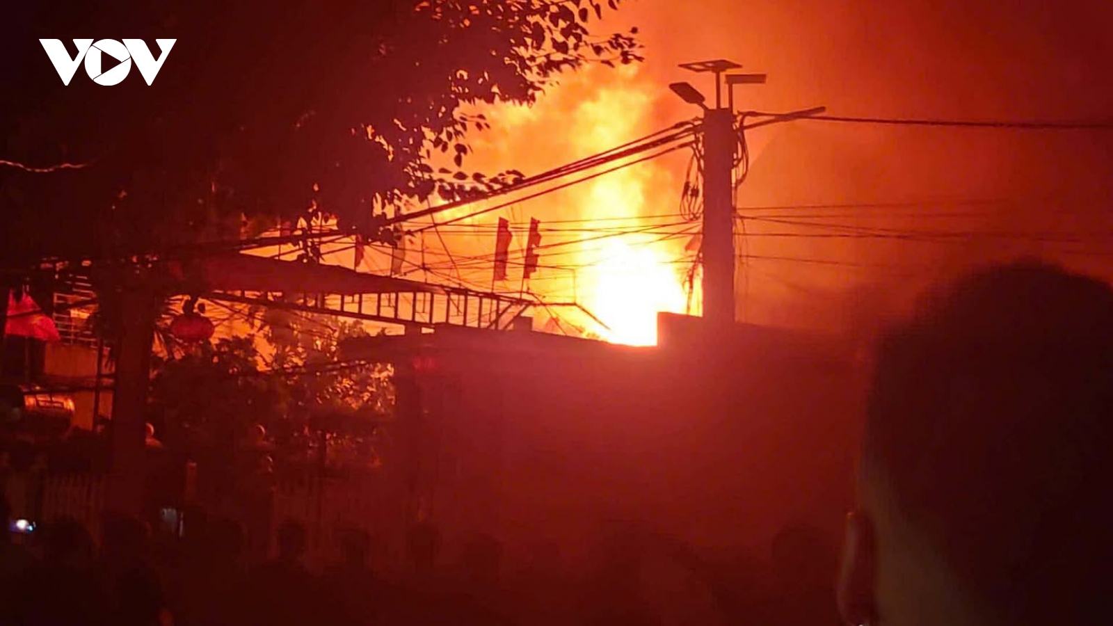 Cháy dữ dội tại kho xưởng mây tre đan ở xã Phú Nghĩa, Hà Nội